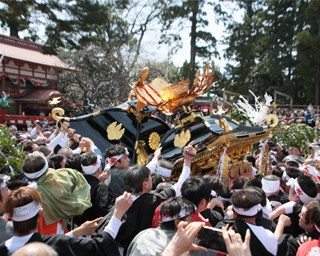 激しく神輿がぶつかり合う！新潟県糸魚川市で「糸魚川けんか祭り」開催