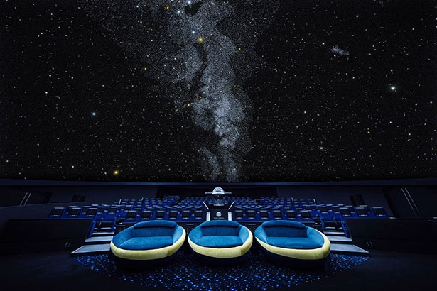 「コニカミノルタプラネタリウム“天空”」には視界を邪魔されることなく、寝転んで星空を鑑賞できる3席限定の特別席「三日月シート」を設置