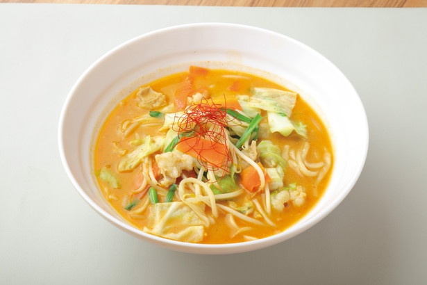 「もつ味噌ちゃんぽんうどん」(税込 1012円)。モツのダシが効いた濃厚な味噌スープに、野菜と麺が高バランス