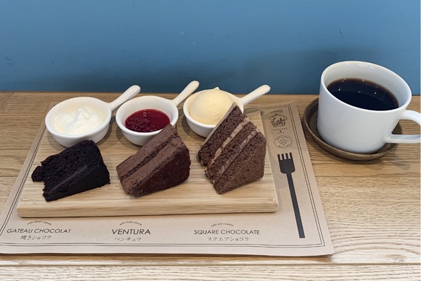 左から「焼きショコラ、ベンチュラ、スクエアショコラ」。甘さから濃厚さまで、様々な違いを感じられる「チョコレートケーキフライト」(1122円) / cafe wonder