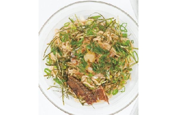 アジのうま味を凝縮した「ラーメン きら星」(東京・武蔵境)の「旬の冷やし真鯵そば(プチごはん付き)」(850円)