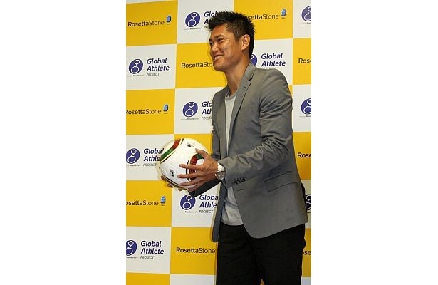 【写真】笑顔でサッカーボールを受け取る川島選手！