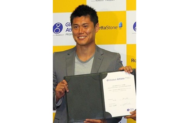 新プロジェクト発足 署名式でサインをした川島選手