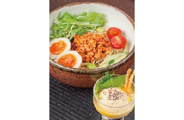 【画像】パフェに絡めて食べる冷麺も登場！