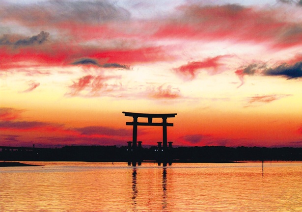 鳥居の間に夕日が沈んでいく様子が見られ、撮影スポットとしても人気 / 弁天島