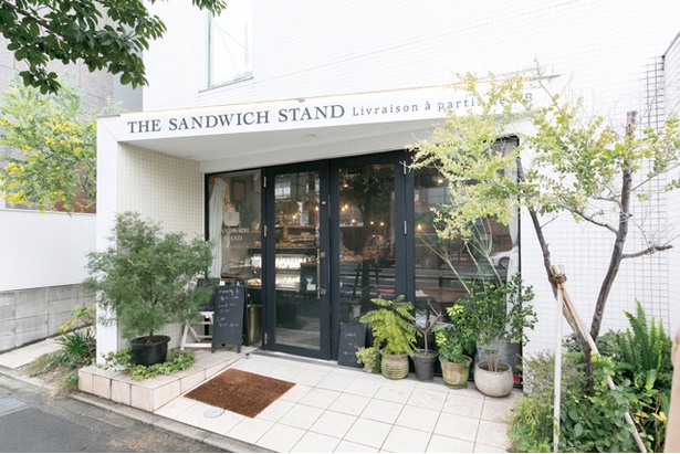 8:00からオープンしているので、通勤前や休日のモーニング利用としてもおすすめ / THE SANDWICH STAND