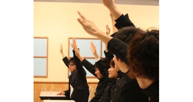 先生に質問は？ と聞かれて「ハイ！」「ハイ！」と元気がいい学生たち