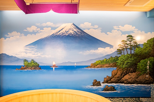 ペンキ絵ならではの大胆かつ、繊細なタッチで描かれた富士山