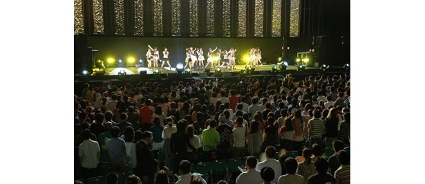 AKB48の登場に会場は熱狂