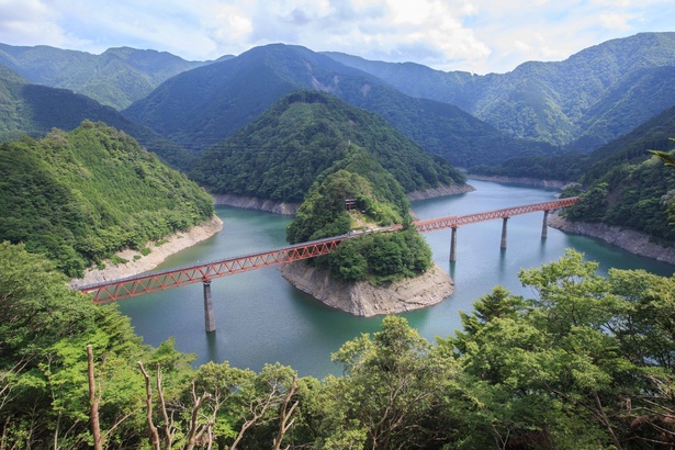 奥大井湖上駅で絶景を楽しむこともできる