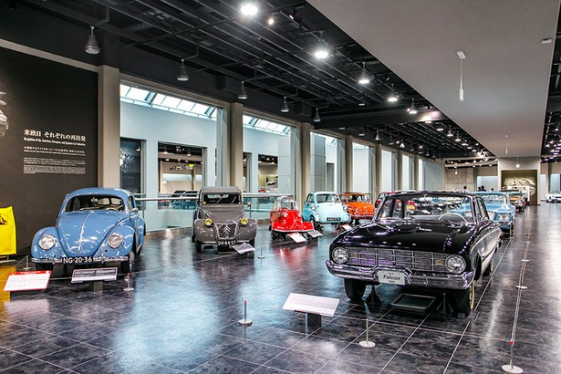 クラシックカーなど数々の名車を展示するトヨタ博物館