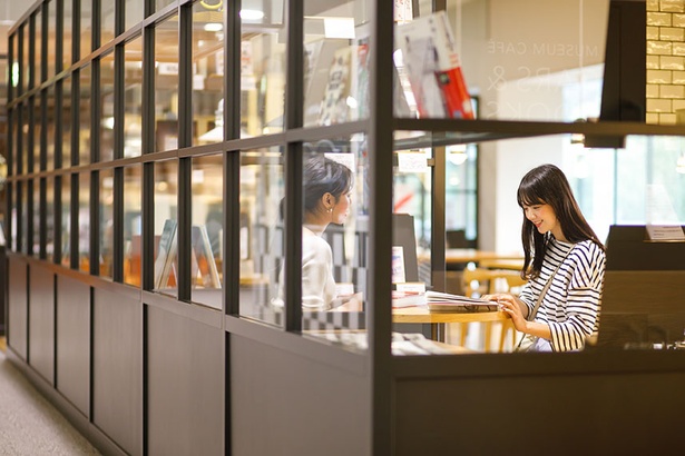 館内にあるカフェで休憩。クルマに関する写真集などがある