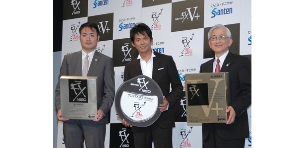 参天製薬の代表取締役社長兼CEOの黒川 明さん（右）、同・薬粧事業部長の加田 敏さん（左）と織田裕二さん（中央）