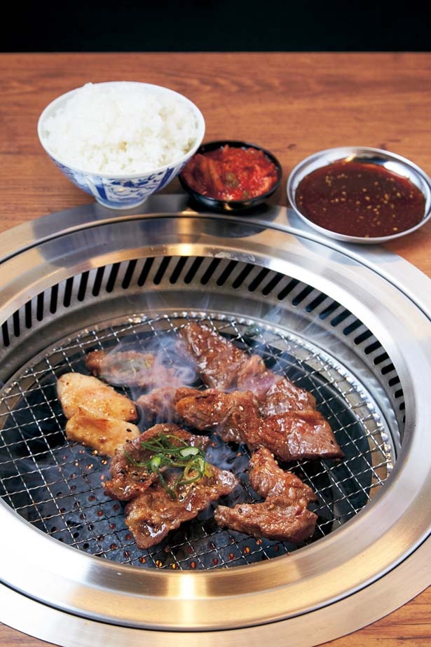 【写真を見る】ハラミや中落ちカルビ、トントロにご飯が付く晩飯セット(1280円)/スタミナ焼肉 はらだ
