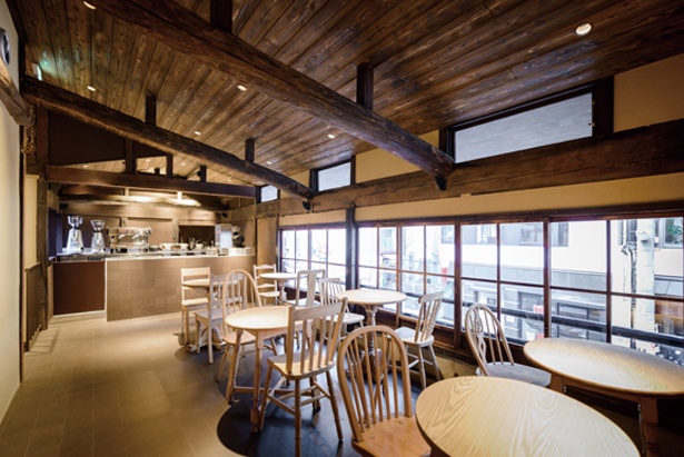 2階にはさまざまな国から集めたアンティーク家具を配置/ブルーボトルコーヒー 京都六角カフェ