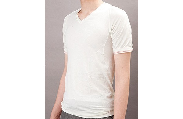 「BODY WILD Under wave」(デックス東京ビーチ)では、涼感素材を使用したインナー「asics×GUNZEカラダ・トレーナー」が3675円→2572円に