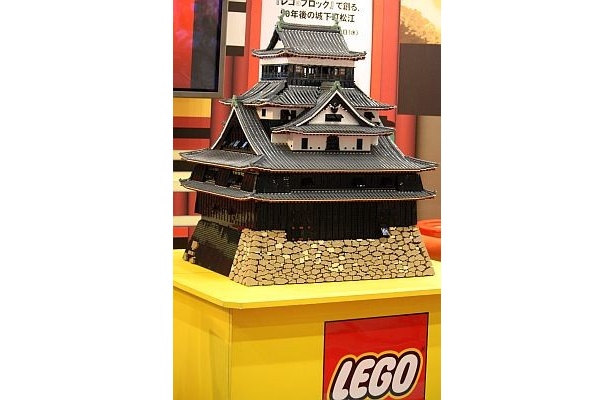 実物の30分の1スケール！ レゴブロックで作った巨大な「松江城」が完成
