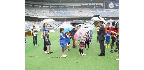 実際に選手が試合をするピッチに、試合に前に入らせてもらいました。その大きさを体感！