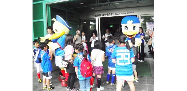 突然現れたマリノスケとマリノスくんに大はしゃぎ！