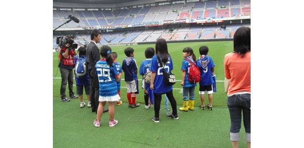 試合を見た後もツアーは続きます。試合後の芝を整備するお仕事も見学