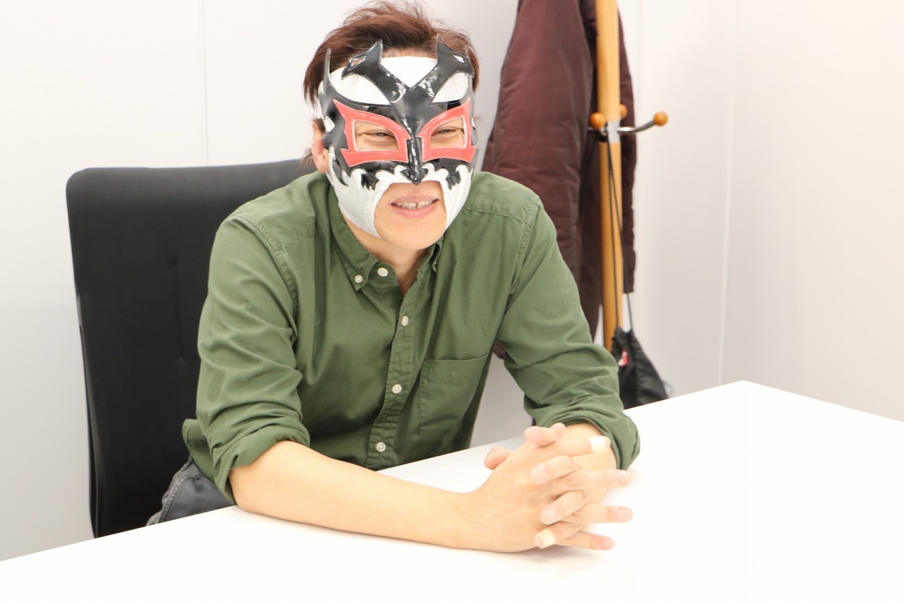 ドス・カラスの覆面で登場した「いちえふ」の漫画家、竜田一人