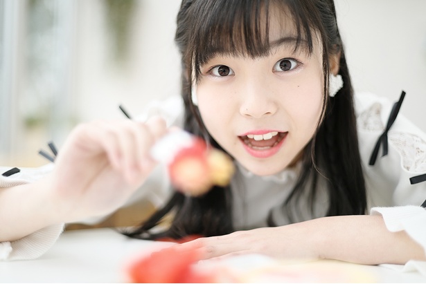 「ねぇ、タルトにもイチゴがたっぷり入ってるよ！」(平野)