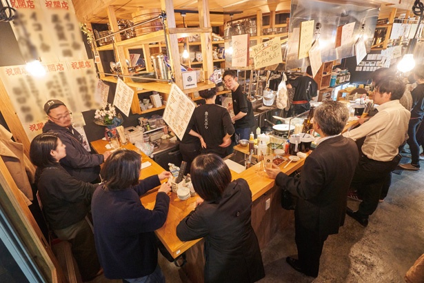 博多エリアの「酒場 のんどこ」。立ち飲み客から宴会まで対応する
