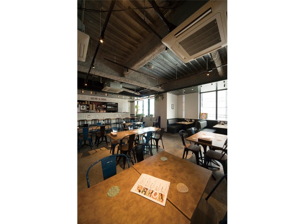 NALA Vegeroll Cafe＆Dining Bar / 窓が大きく開放感がある