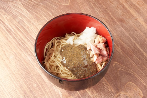 和え玉(180円・税込)。濃厚な煮干しペーストを添えた替え玉。スープの煮干しの濃度が上がる / 福岡煮干しラーメンnibora