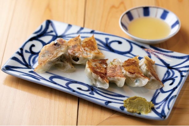 「餃子」(8個500円・税込)。重厚な鉄鍋を使って、皮を香ばしく焼き上げる。ニンニクが程よく効く / めん家 満か月