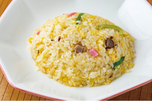 「半チャーハン」(380円・税込)。チャーシュー、カマボコなどは大きめに刻まれ、ほんのり醤油味 / めん屋 満月