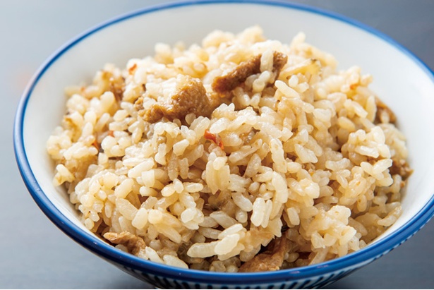 鶏のダシがしっかり染み込んだ「鶏めし」(小250円・税込)。「光琳そば」のスープとの相性がいい / 光琳