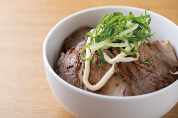 「チャーシュー丼」(250円・税込)。豚肩ロース肉の炙りチャーシューの上に辛子マヨネーズがかかる / 幸心堂