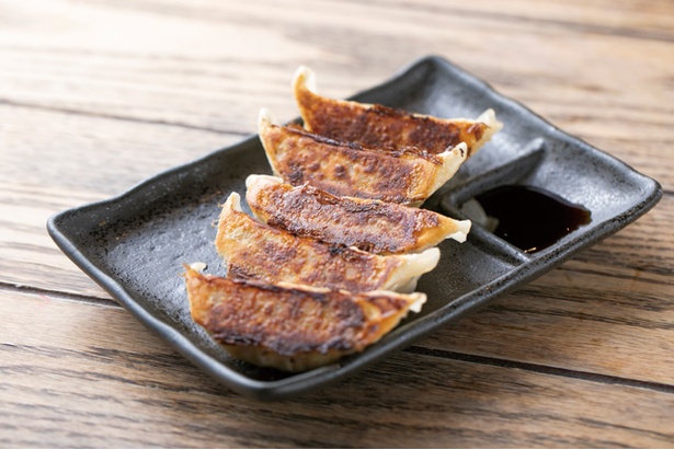 「餃子」(5個300円・税込)。豚挽き肉がメインでニンニク不使用。しっかりと焼き色を付け仕上げる / ラーメンラボ。ヒカリノサキ