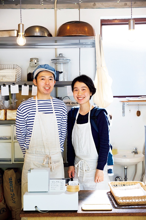 ｢パン屋 秋日和｣店主の清水秀一さんと、綾香さん夫妻