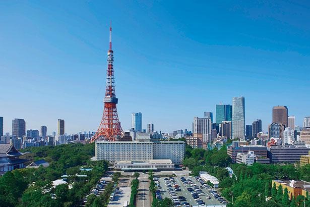 窓からは東京タワーや都心の高層ビル群、豊かな緑が眺められ夜には夜景も楽しめる
