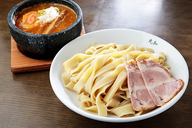 春は、越前ガニと名古屋コーチンの鶏白湯つけ麺（980円）。ベースの魚介は季節ごとに替わる