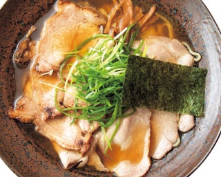ピュアな鶏清湯に自家製平打ち麺が絡む！大阪・吹田の「らーめん彩哲」