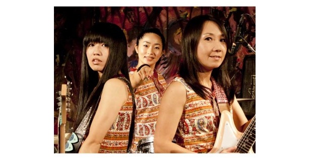 迫力のライブを披露する少年ナイフは今年結成30周年！