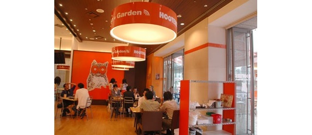 店内も店員のユニフォーム同様、オレンジが基調