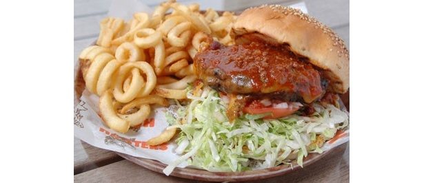 パティがバンズからあふれ出しそうな「チリ・チーズバーガー」(1680円)