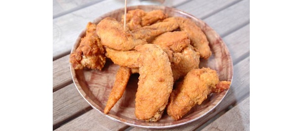 「チキンウイング」(10ピース1300円)は、昔ながらのアメリカンな味わい