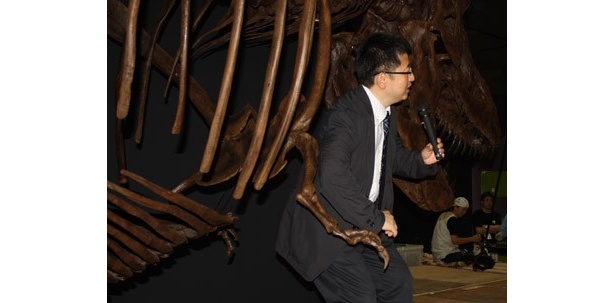 「ティラノサウルスの腕は人間とほぼ同じ長さ」と説明する真鍋先生