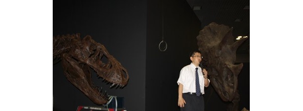 2体の骨格標本の間で解説する真鍋先生