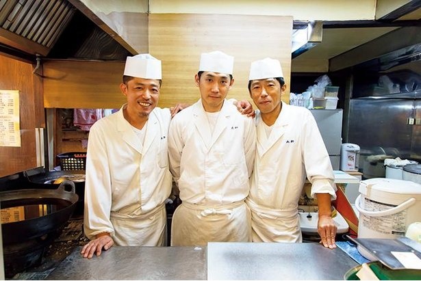｢一度に20枚以上の肉を揚げても、一枚一枚の肉とつながっている｣と話す店主(左)