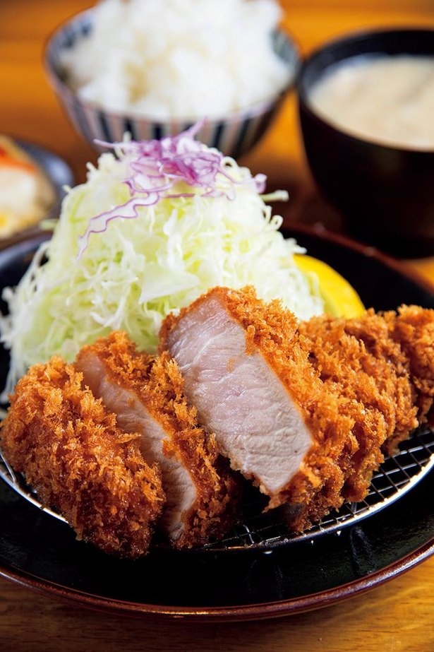 ｢上ロースかつ定食｣(1,500円)。さっぱりした脂のSPF豚で、たくさん食べても胃もたれしない。ラード100％で揚げたパン粉立ったトンカツ。自家製の漬物も美味