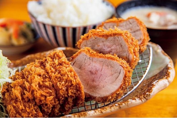 ｢特上ヒレカツ定食｣(2,500円)。230gのヒレをまるごと1本丸ごと揚げたロゼ色の肉は、臭みもp