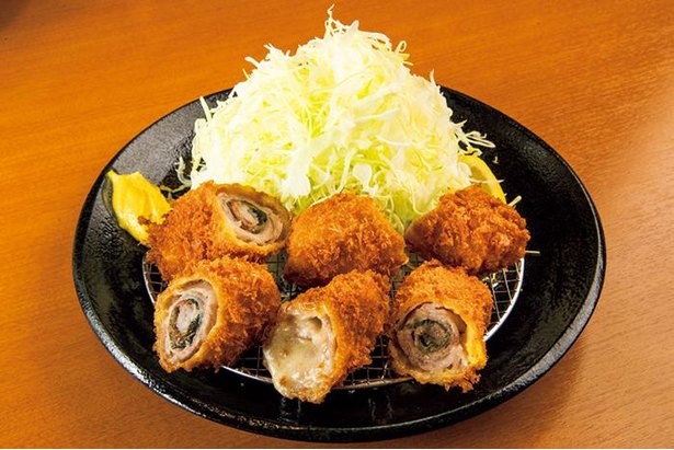 梅とチーズの2種が楽しめるバラ肉を使用した｢ミルフィーユかつ定食｣(1,390円)。チーズが溶け出し食欲をそそる