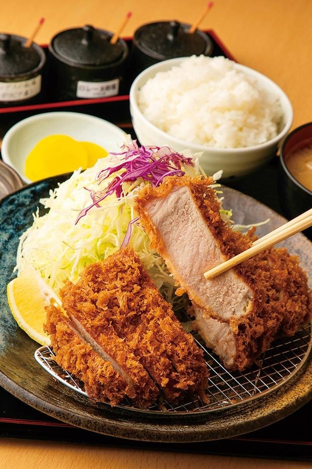 ｢上ロースかつ定食｣(1,500円)。やや甘味のある生パン粉を使用。肉の旨味を引き出す厳選した3種の岩塩やソースのほか、脂と絶妙にマッチするわさび(50円)もおすすめ