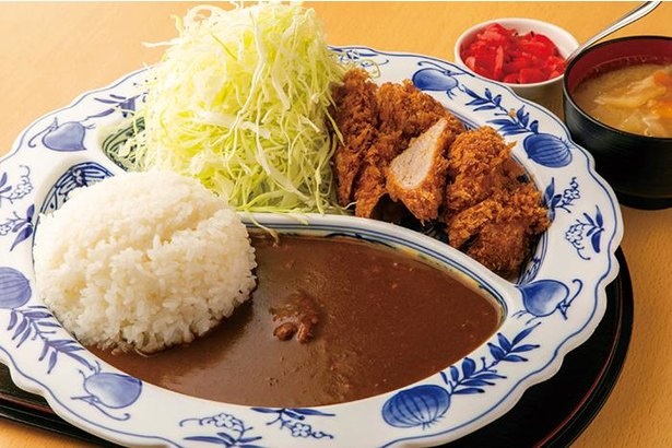｢上ロースかつカレー｣(1,600円)。鶏ガラや豚ゲンコツ、野菜などを5時間以上煮込んだスープがベース
